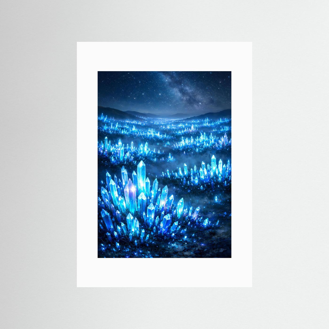 Hochformatposter mit blau leuchtenden Kristallen und Sternenhimmel, mit weißem Rand