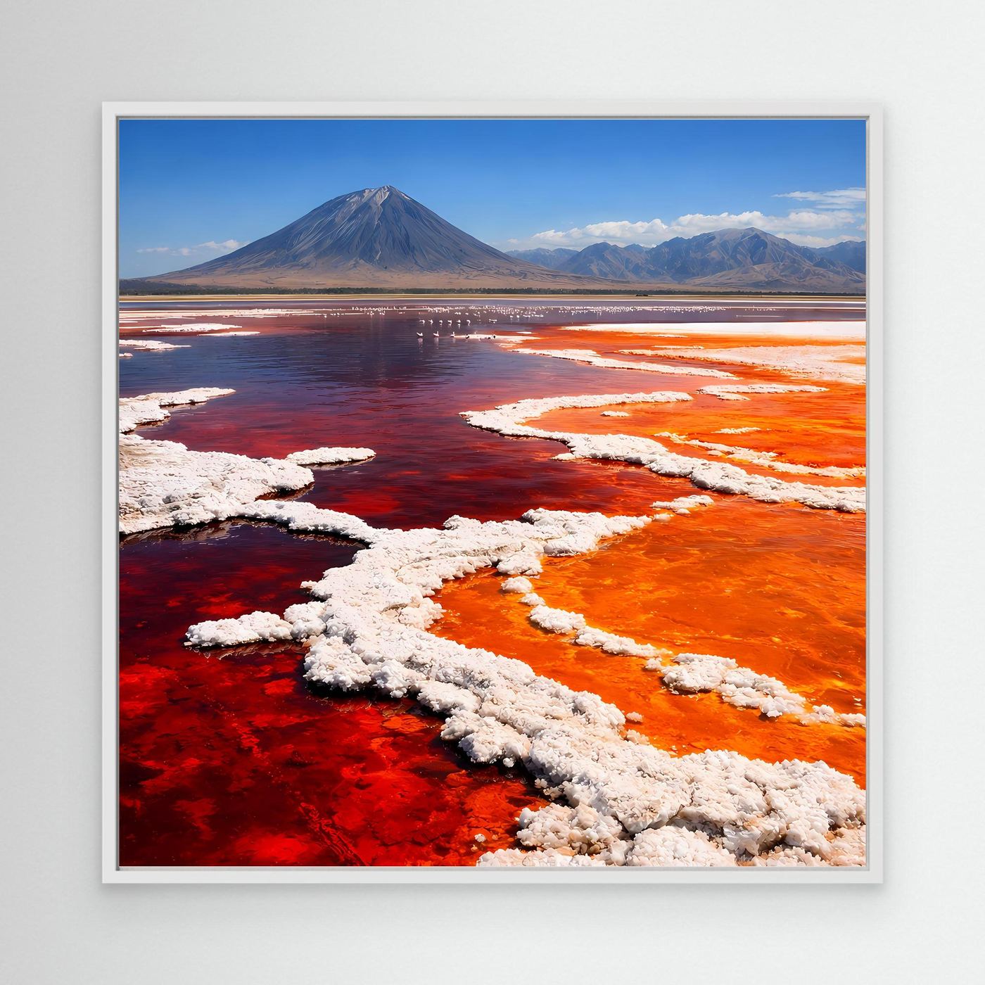 Leinwandbild mit rotem Salzsee und Vulkan im weißen Rahmen