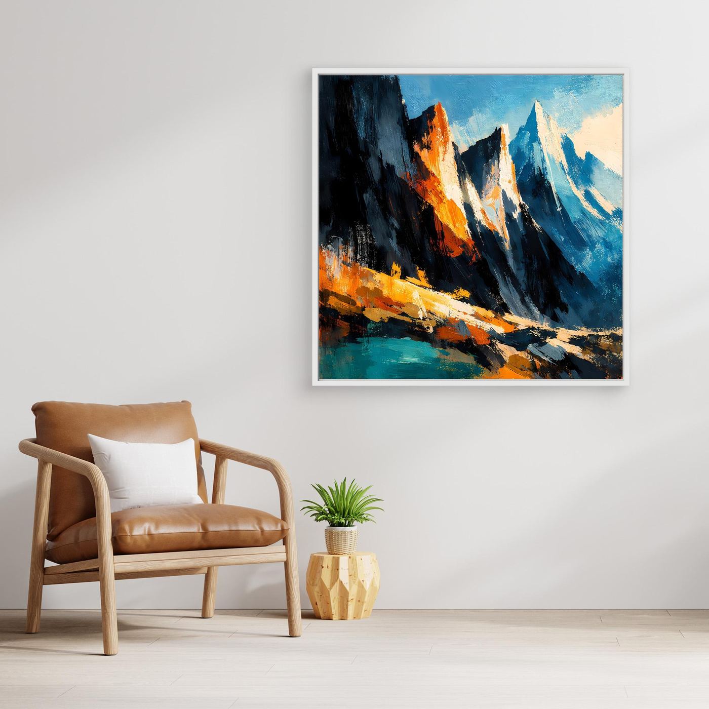 Abstraktes Bergspitzen-Wandbild in Blau/Türkis mit orangefarbenen Highlights, mit hellem Rahmen