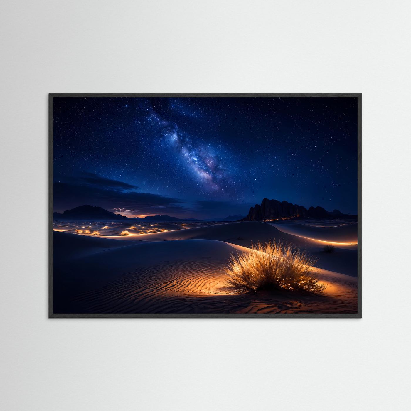 Wüste bei Nacht Poster Querformat | Sternenhimmel & Milchstraße Wandbild | Moderne Wüstenlandschaft mit Sanddünen