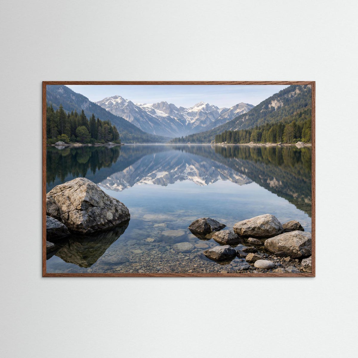 Gerahmtes Poster im Querformat mit Bergsee, Felsbrocken und ruhiger Spiegelung.