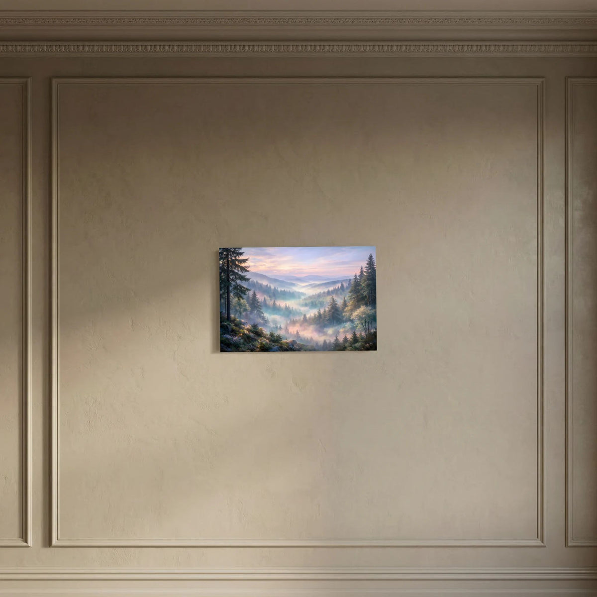 Wandposter im Querformat mit Berglandschaft im Nebeltal und Nadelwald bei Dämmerung