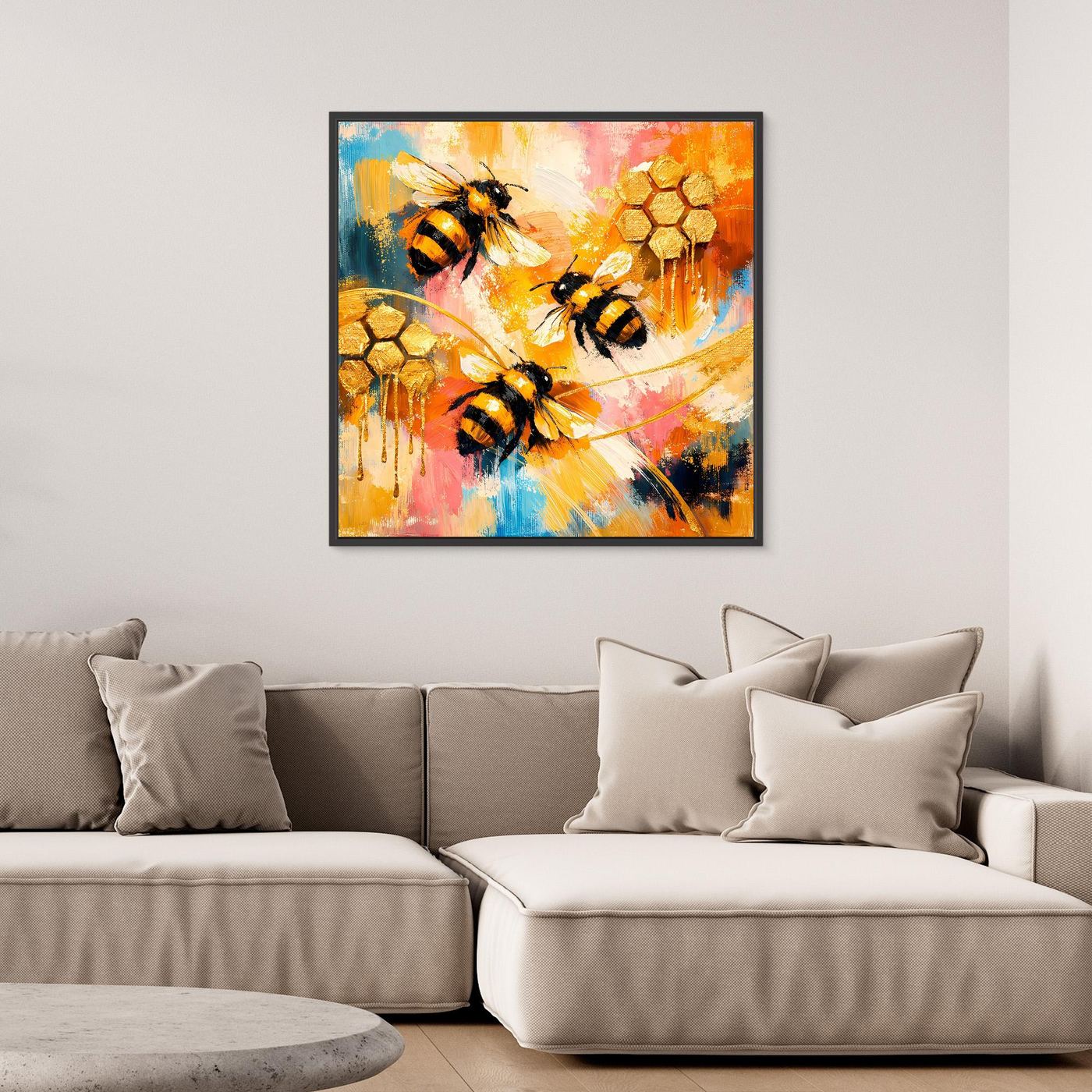 Leinwandbild mit abstrakten Bienen und goldenen Waben in warmen Farben, dunkler Rahmen