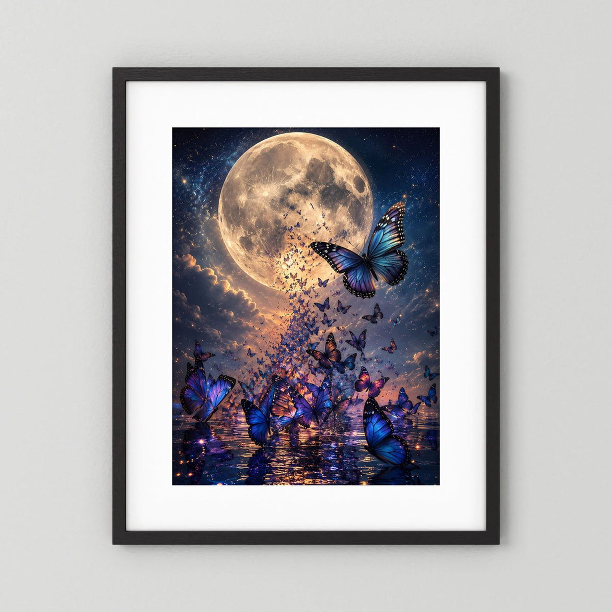 Hochformat-Poster im schwarzen Rahmen mit weißem Passepartout: goldener Mond, blaue Schmetterlinge