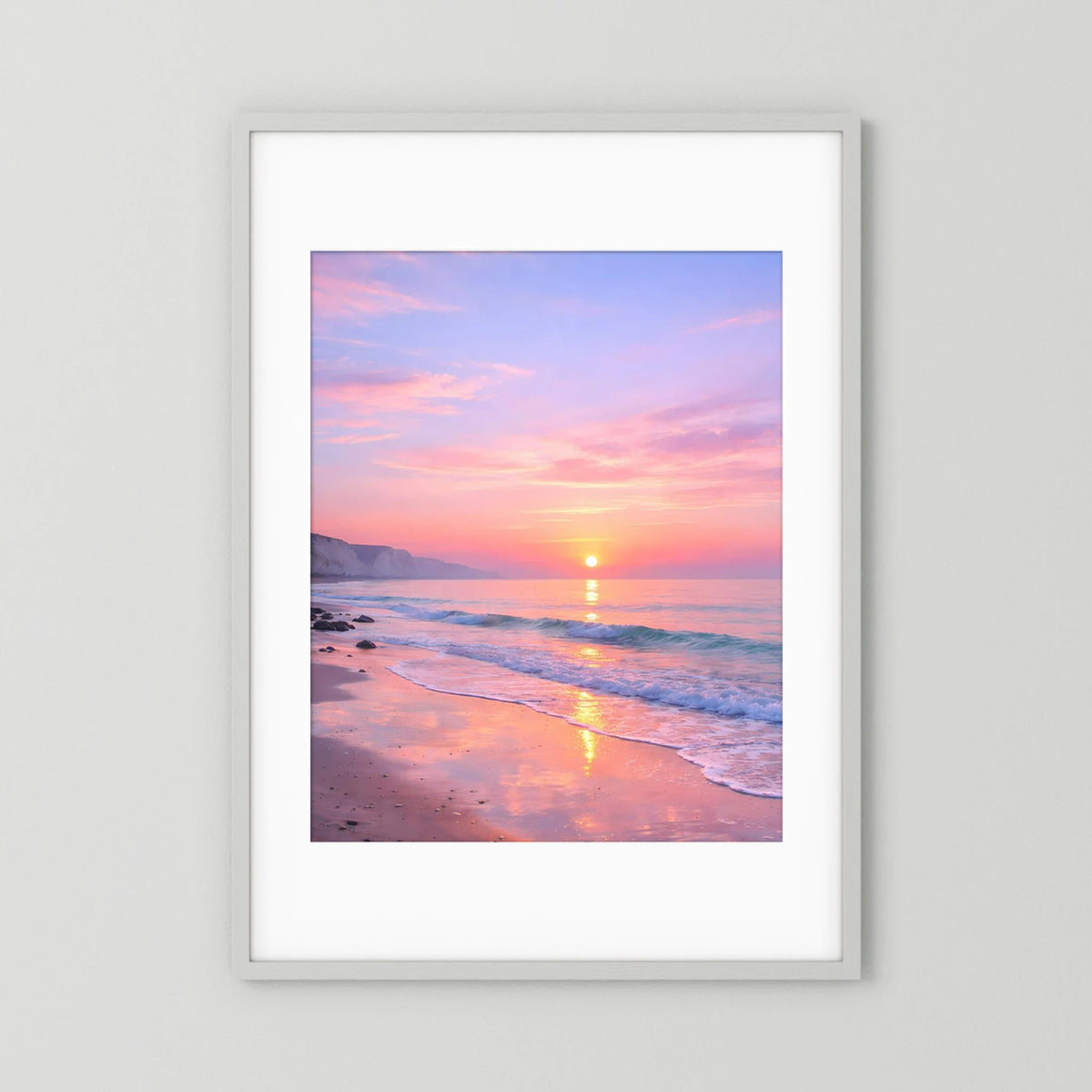 Hochformat-Wandbild mit Meer-Sonnenaufgang im Pastellrosa, weißer Rahmen