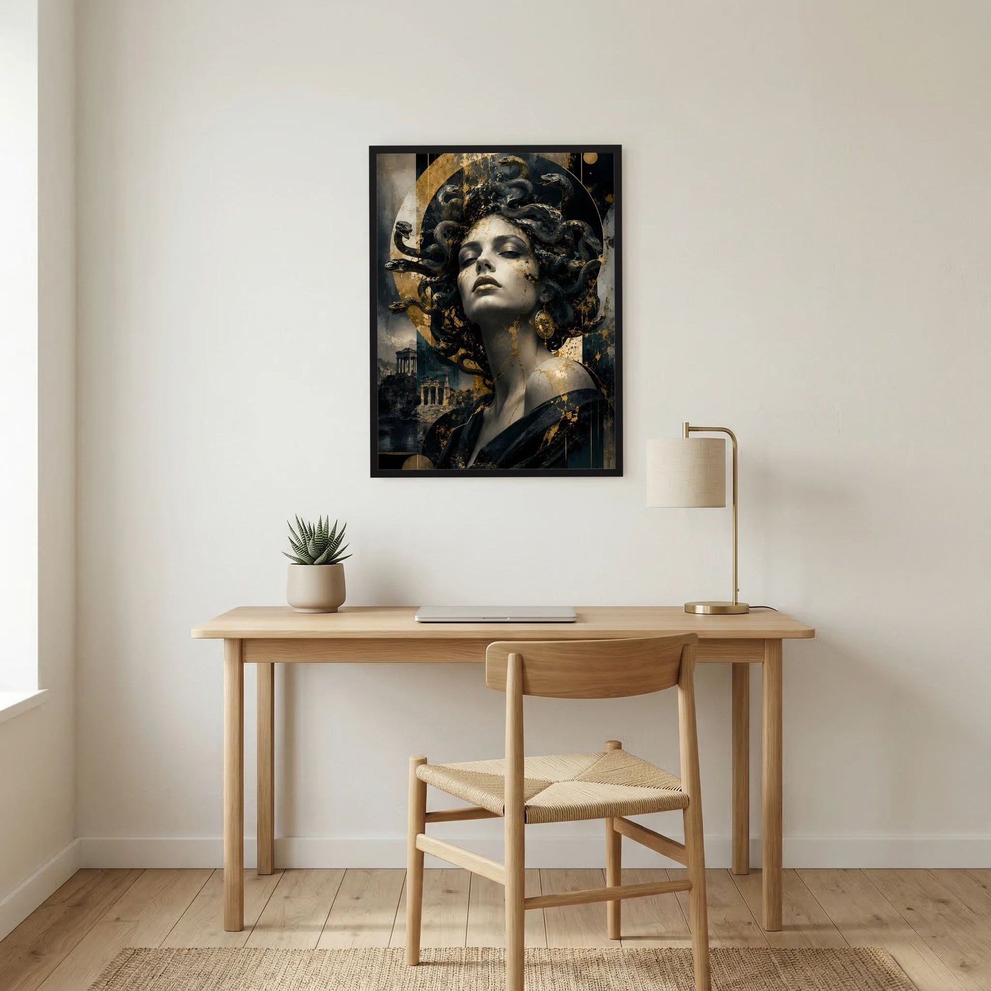 Wandposter im Hochformat: Frau mit Schlangenhaaren im schwarz-goldenen Stil, Halbporträt.