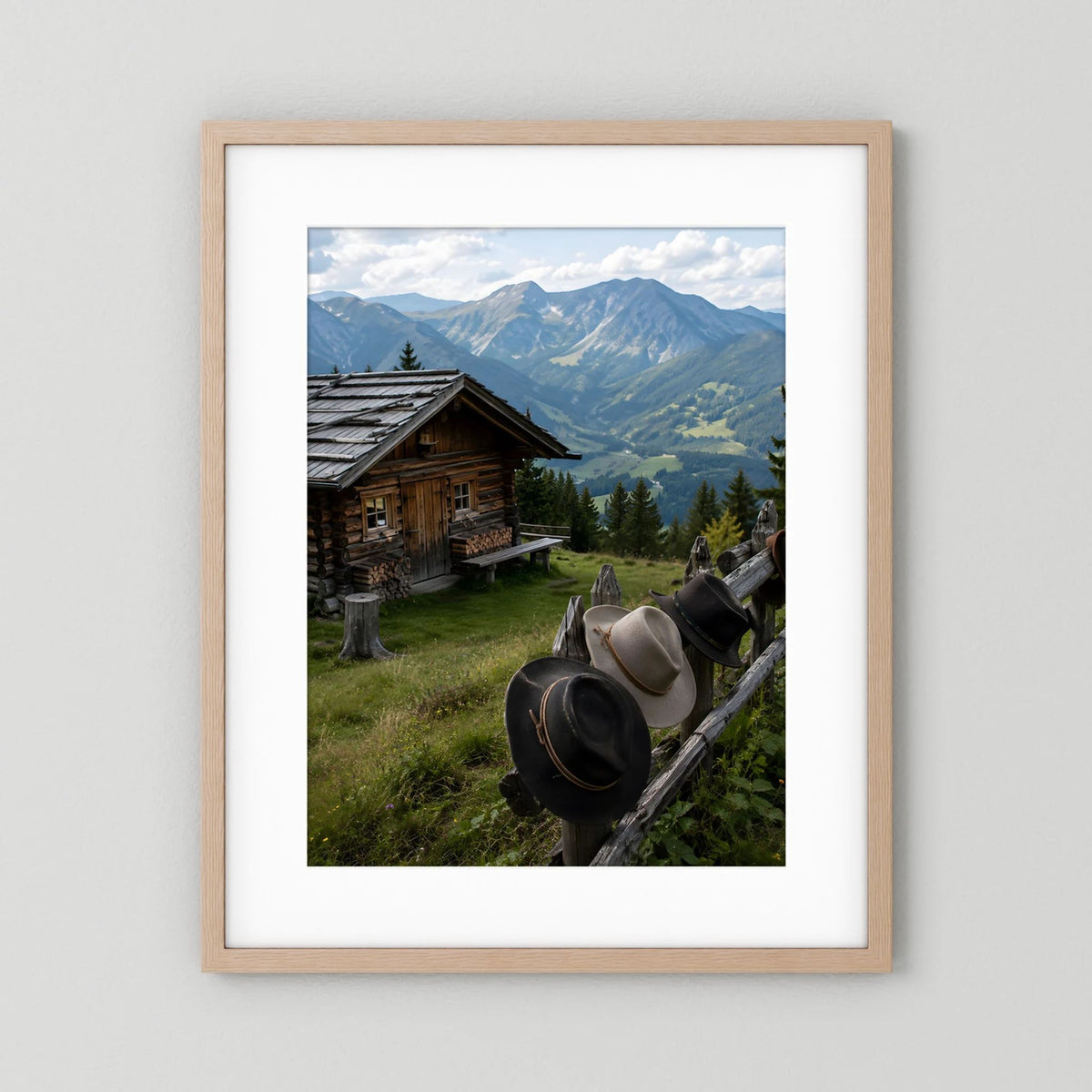 Hochformatiges Landschaftsposter mit Almhütte und Bergpanorama, im hellem Holzrahmen