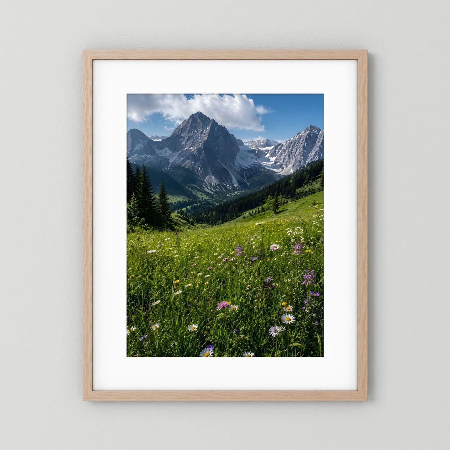 Wandbild mit Alpenberglandschaft und Wildblumen im Hochformat, heller Holzrahmen
