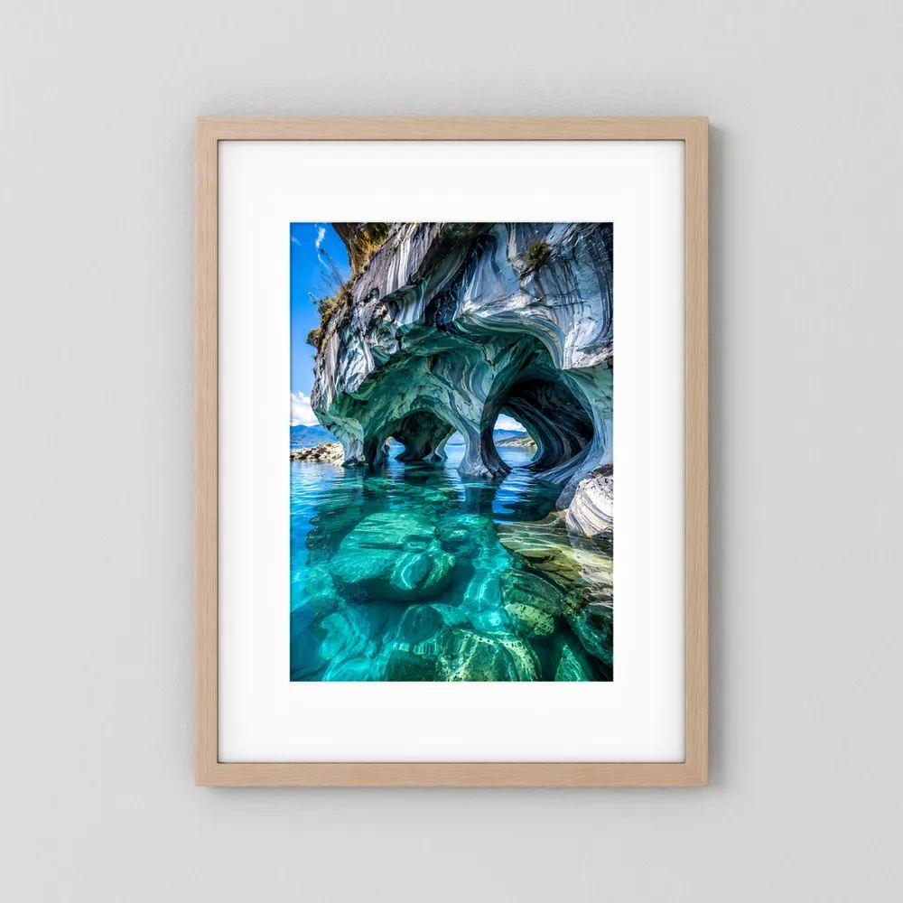 Poster im Hochformat mit Meereshöhlen-Motiv, heller Holzrahmen und weißer Rand