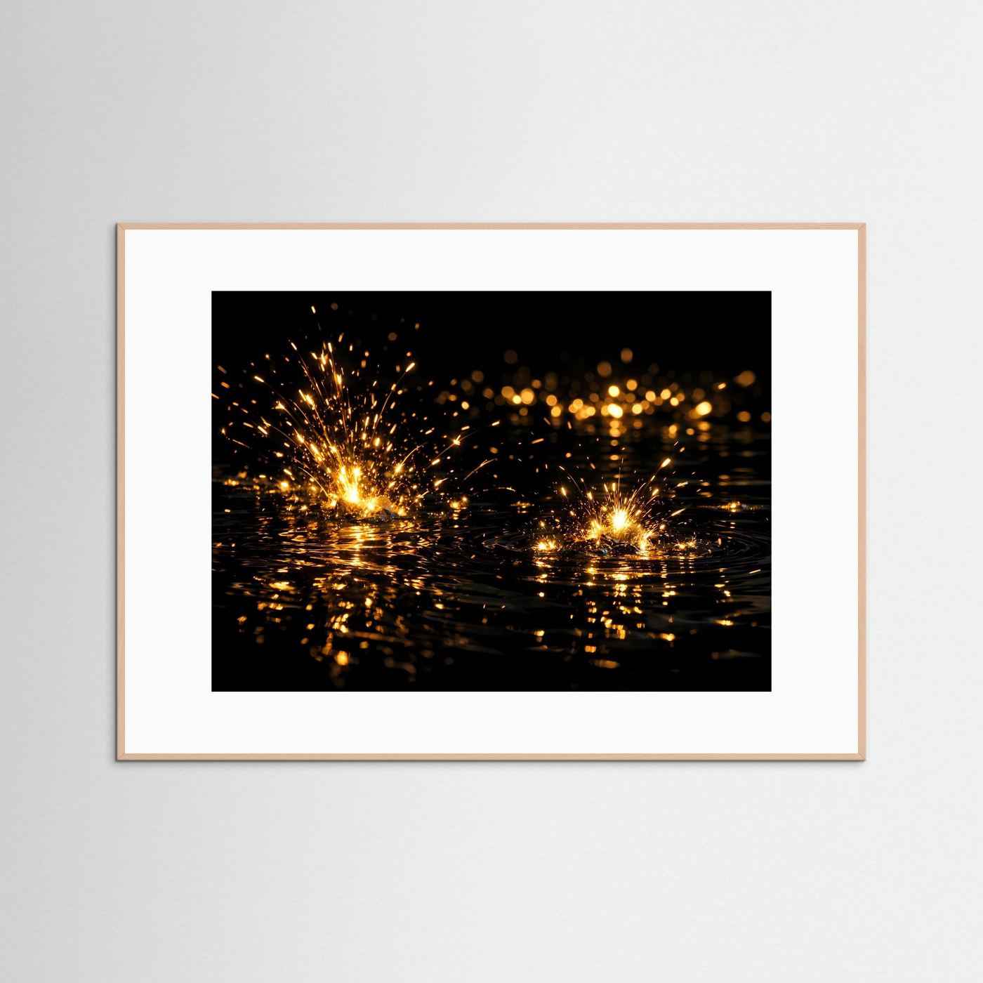 Abstraktes Wandbild mit goldenem Funkenregen auf dunklem Wasser, hellbrauner Holzrahmen