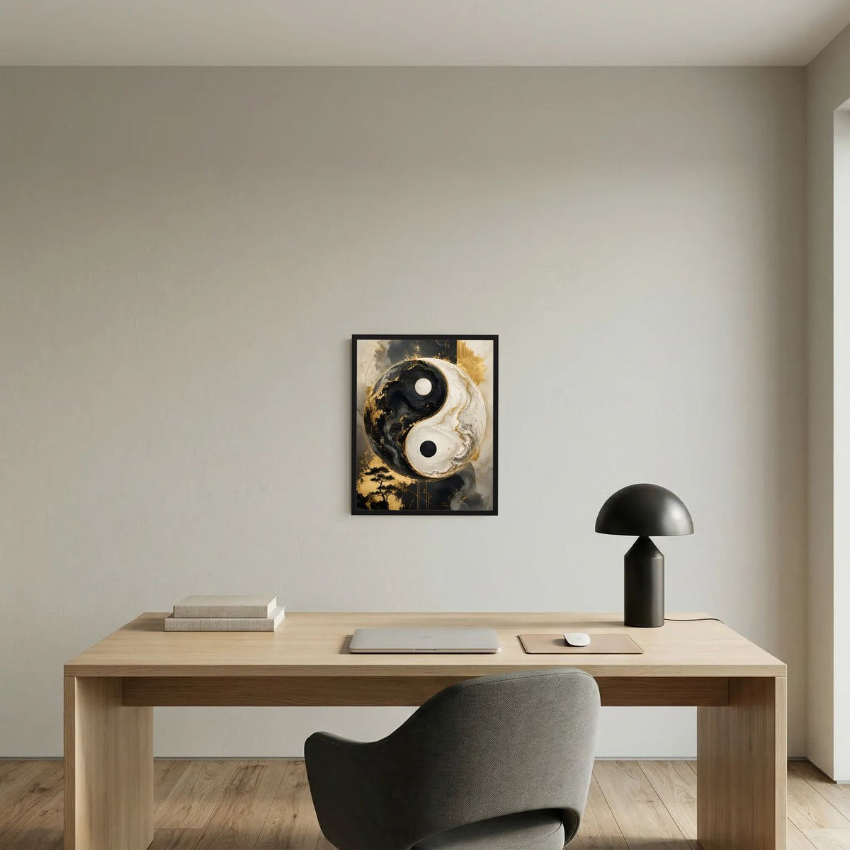 Yin-Yang-Wandposter im schwarzen Rahmen, Schwarz-Weiß mit goldfarbenem Hintergrundmuster.