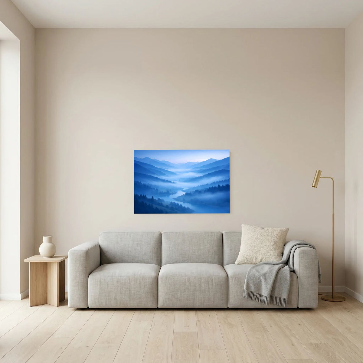 Poster im Querformat mit Nebeltal und Bergkämmen im hellen Blau