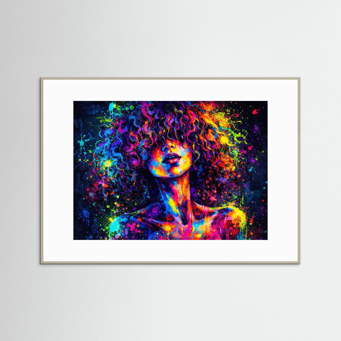 Poster abstrakte Frauenbüste in Neonfarben, beiger Holzrahmen, weißer Rand