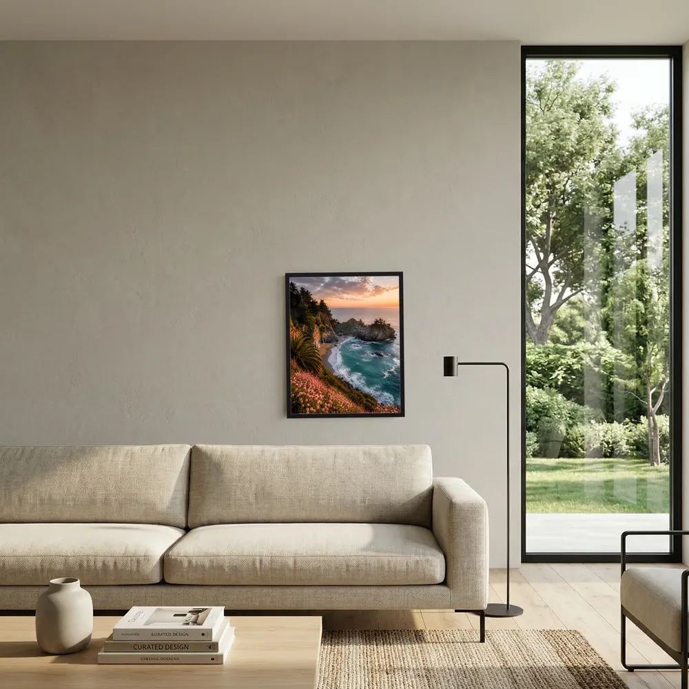 Gerahmtes Hochformat-Kunstposter mit Felsküste, türkisblauem Meer und Blumen am Ufer