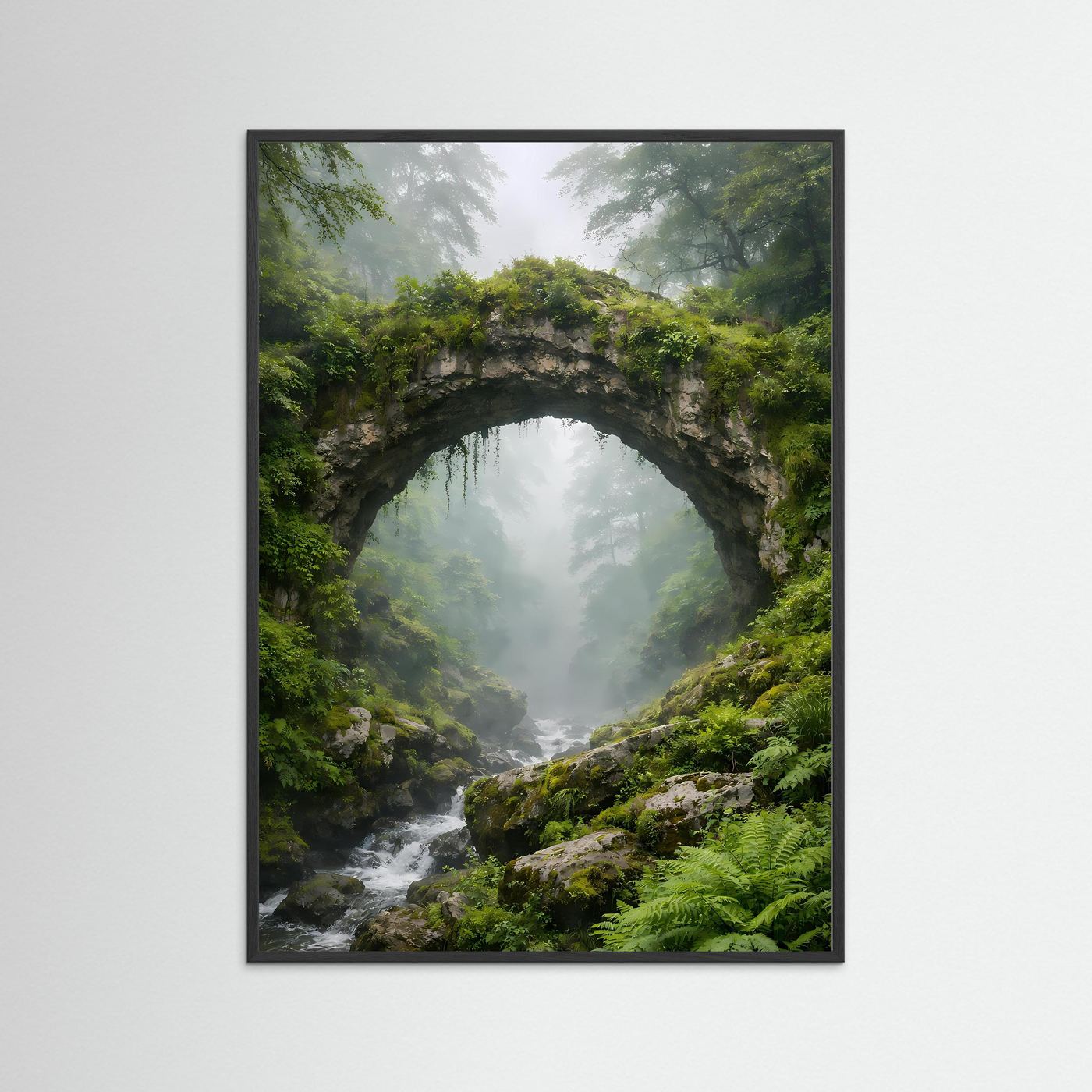 Wald-Poster mit schwarzem Rahmen und steinernem Bogen über Bach im Nebel, Hochformat