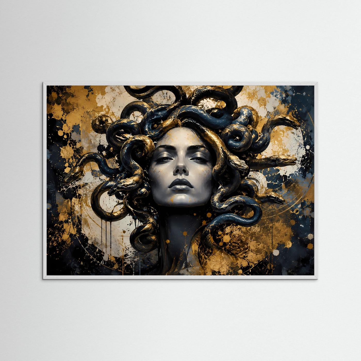 Poster mit weißem Holzrahmen: Medusa in Schwarz und Gold