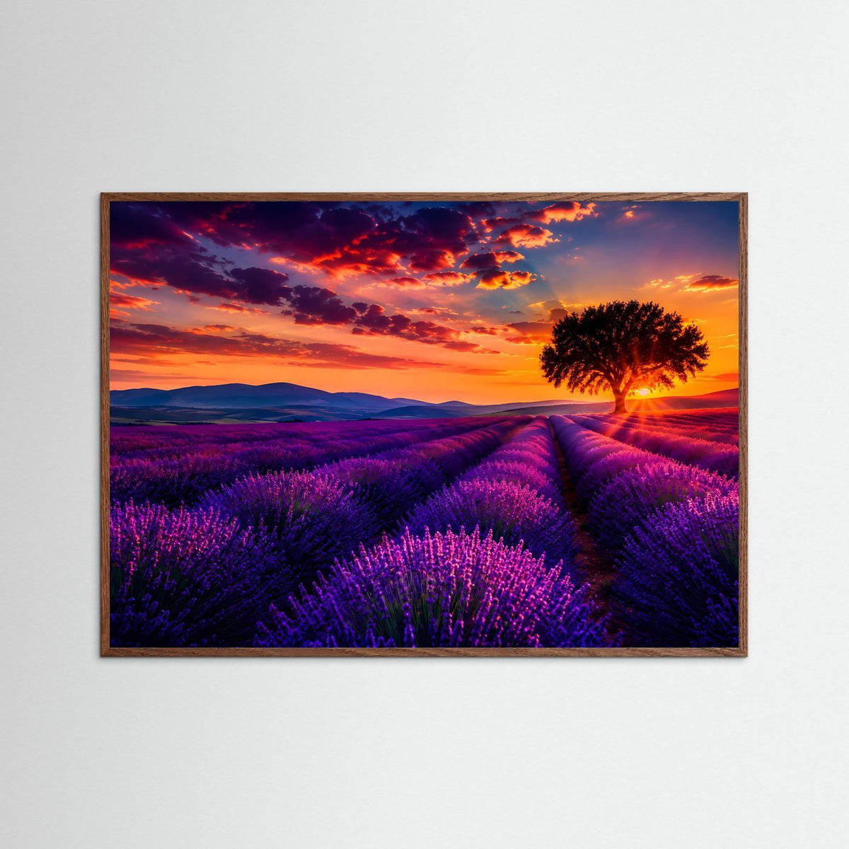 Poster im Querformat mit braunem Holzrahmen: Lavendelfeld, Baum am Feldweg, Berge, Abendrot