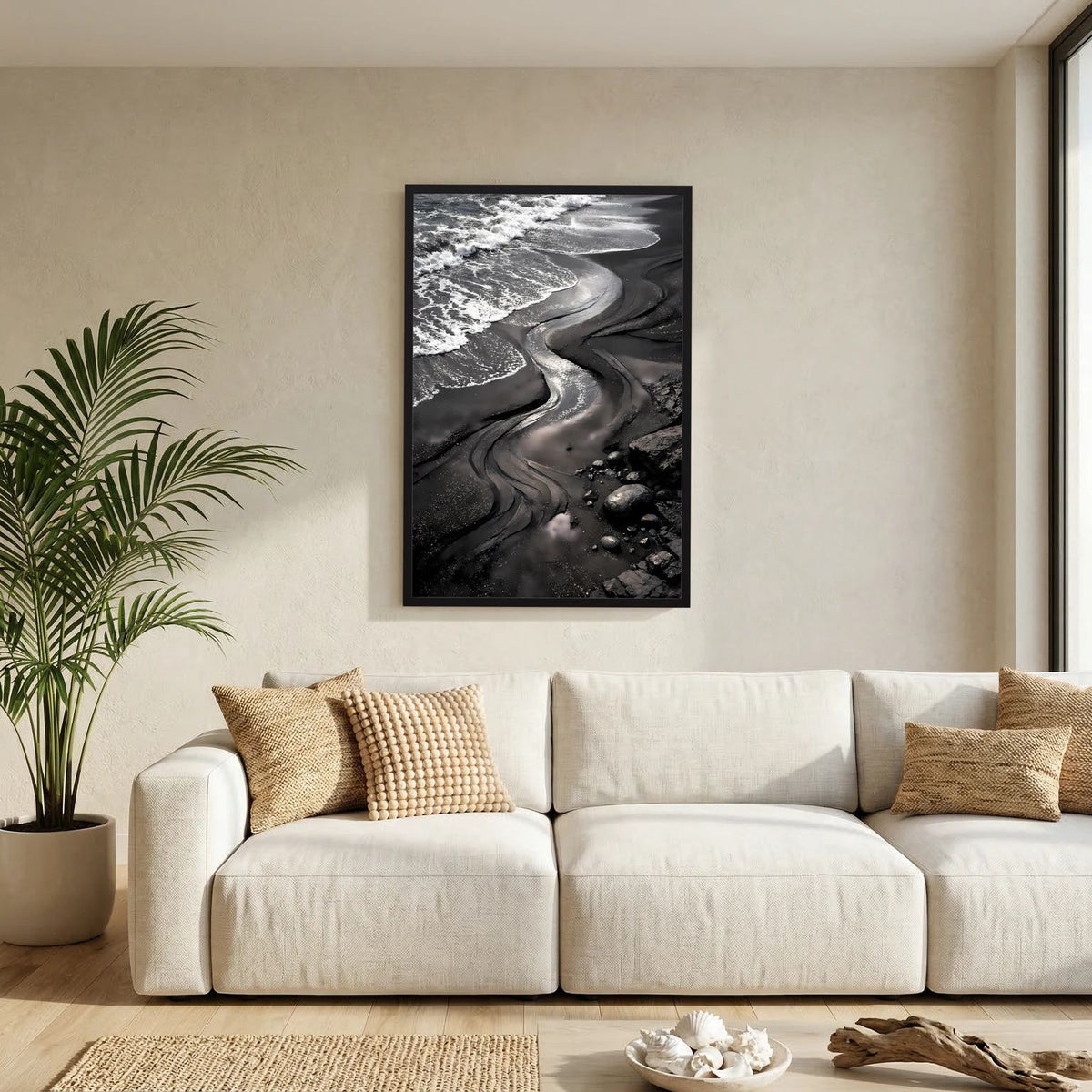 Strandposter mit schwarzem Sand und Meereswellen, schwarzer Rahmen
