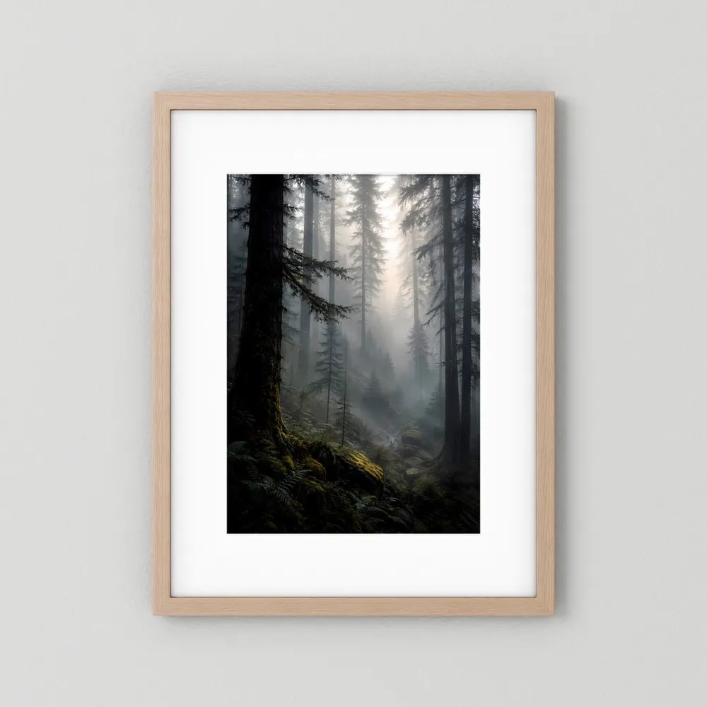 Poster im Hochformat mit dunklem Wald und Lichtstrahlen, helles Holzrahmen-Finish
