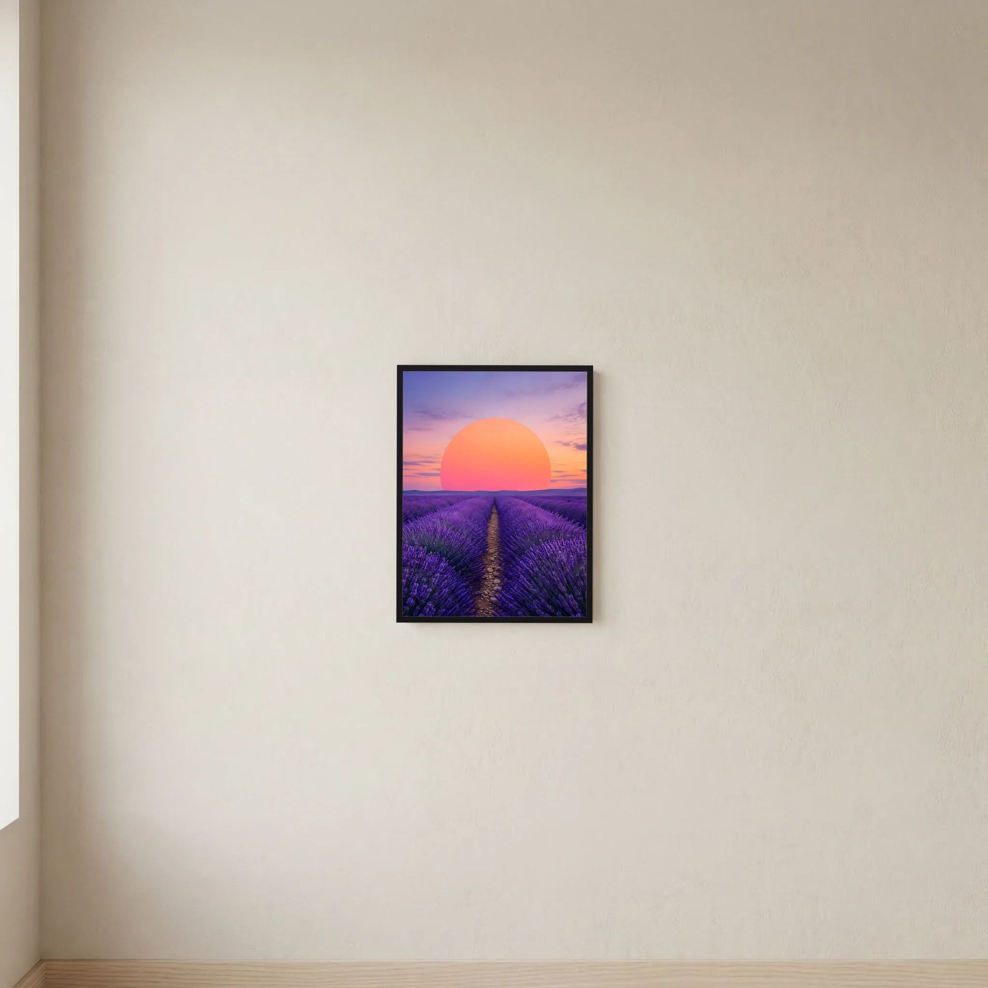 Schwarz gerahmtes Hochformat-Poster: violettes Lavendelfeld mit großer orangefarbener Sonne