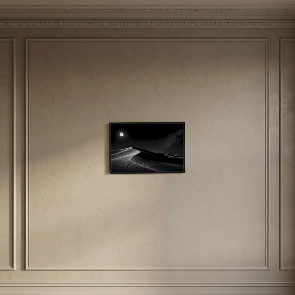 Wandposter im Querformat mit schwarzweißem Mondlicht über Sanddünen, schwarz gerahmt