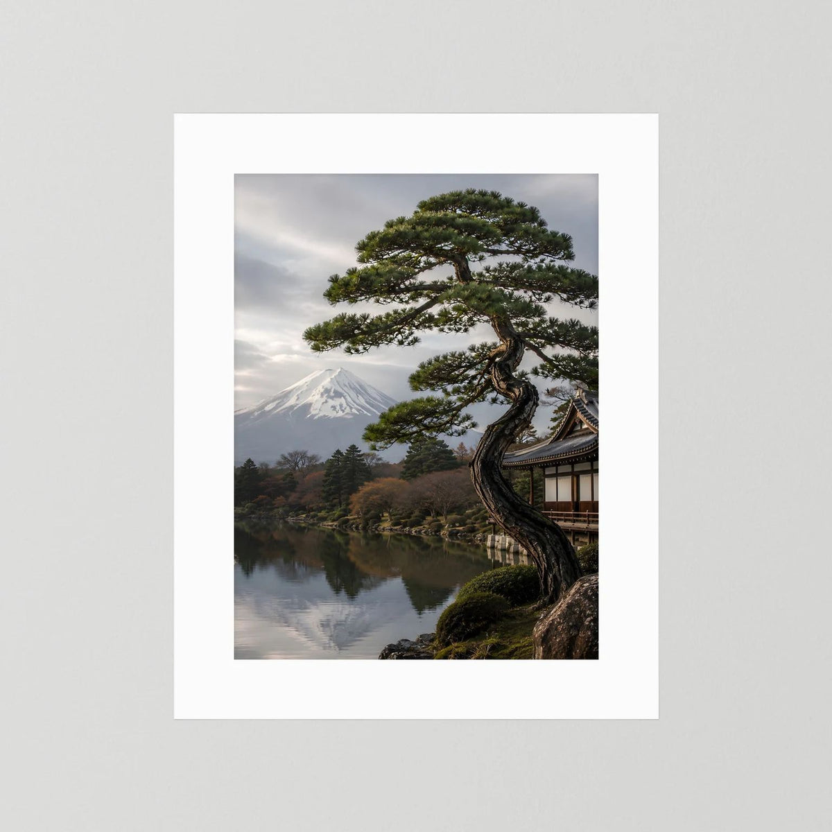 Hochformatdruck mit weißem Rand, japanisches Gartenmotiv mit Kiefer