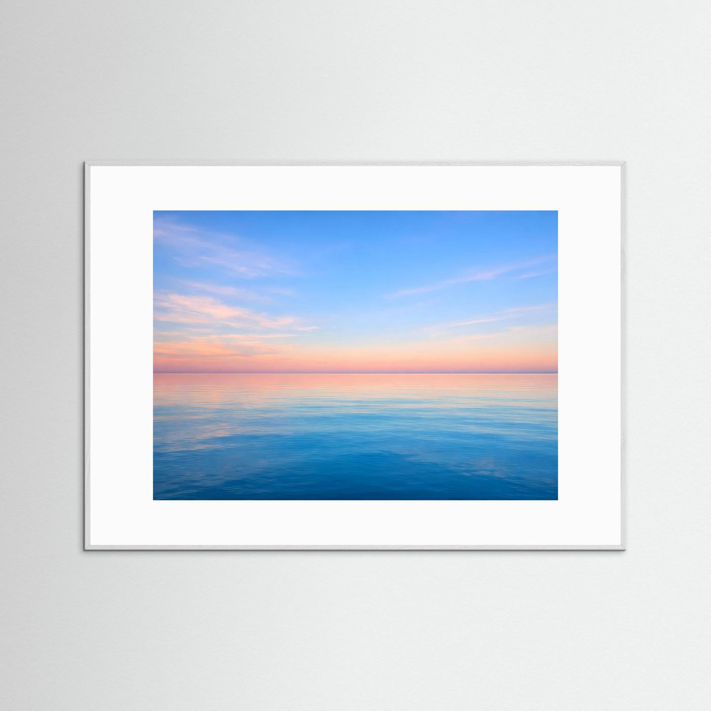 Wandbild mit weißem Holzrahmen und Meer-Print bei Abendsonne, rechteckig