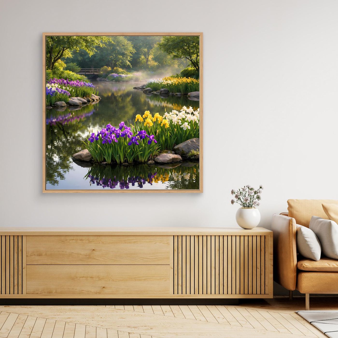 Quadratisches Leinwandbild mit blühendem Irisgarten am Teich, lila Blüten und Reflexion
