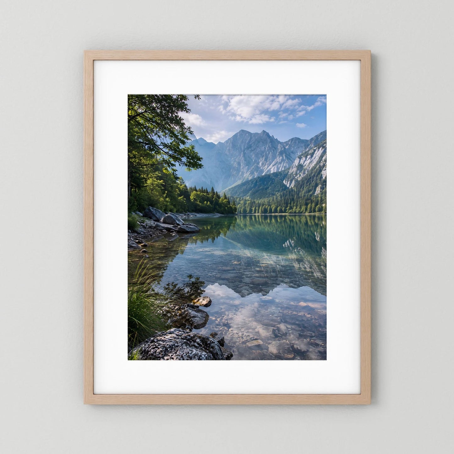 Hellholz gerahmtes Hochformat-Landschaftsposter mit weißem Rand und Bergsee