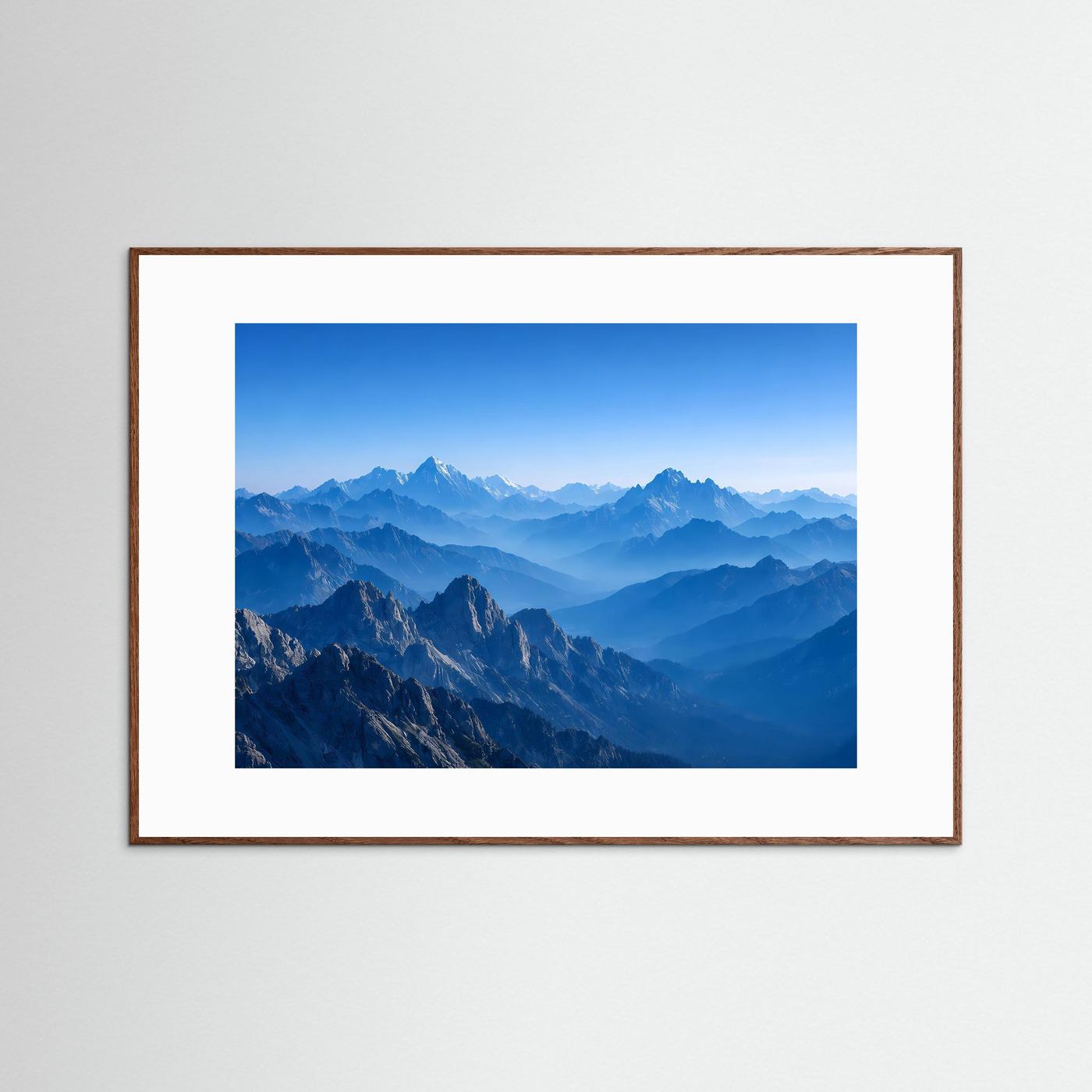 Wandbild mit blauer Berglandschaft im Querformat, brauner Holzrahmen