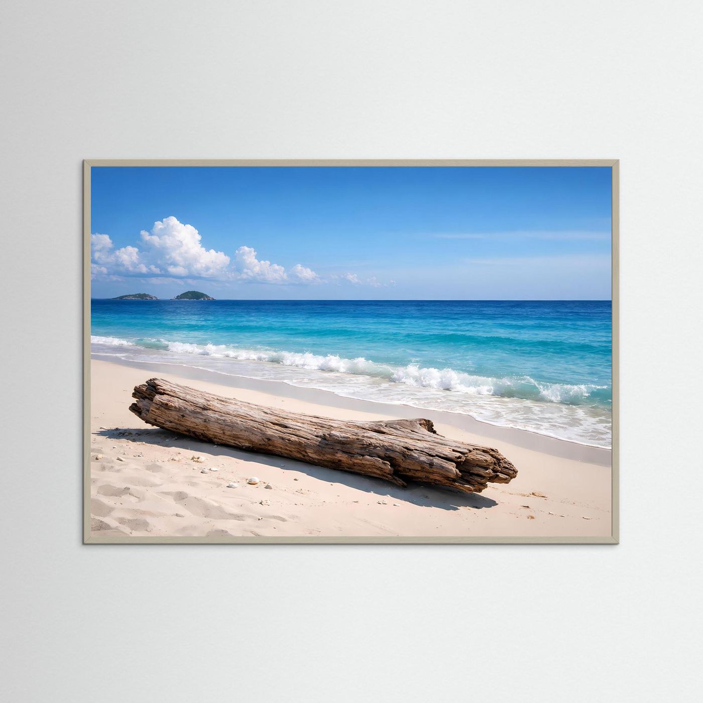 Meerstrand-Poster im Querformat mit grauem Rahmen, Treibholz auf hellem Sand