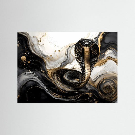 Abstraktes Kobra-Kunstposter: goldene Schlange in Schwarz vor weißem Marmormuster.