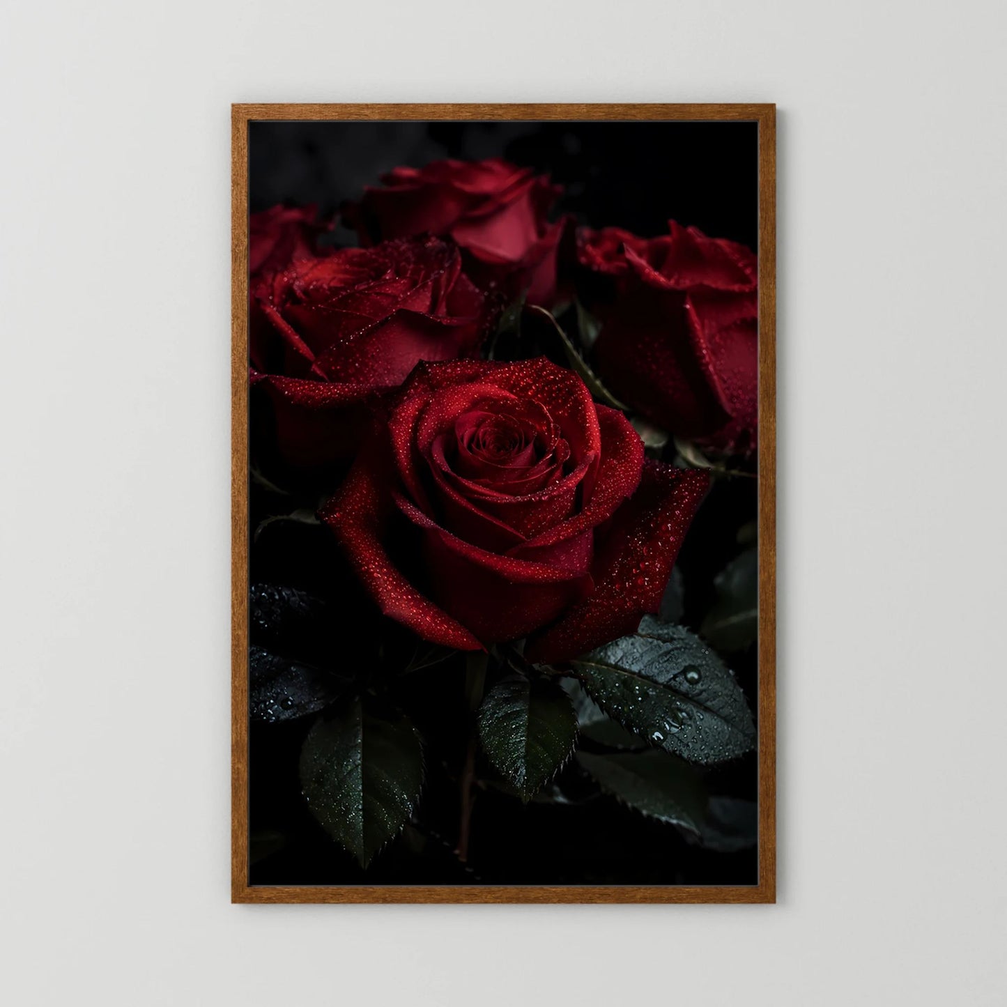 Hochformatiges Poster mit dunkelroter Rose und Tautropfen im braunen Holzrahmen