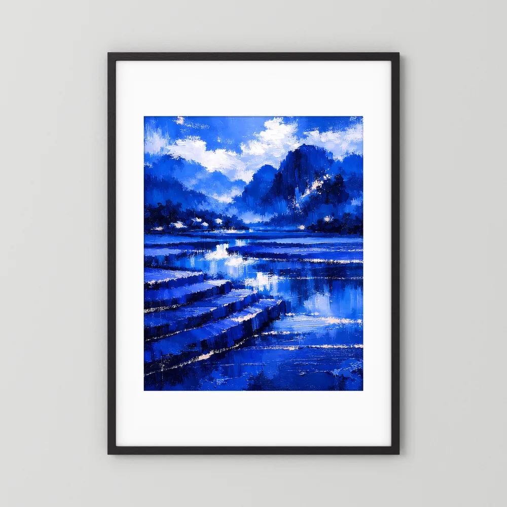 Poster mit blauem Landschaftsmotiv, schwarzer Rahmen und weißes Passepartout