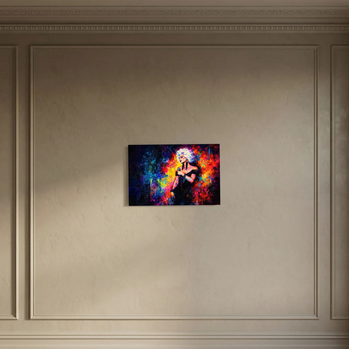 Wandbild mit Sängerin-Porträt und Mikrofon, Pop-Art in bunten Farbflächen, Querformat.