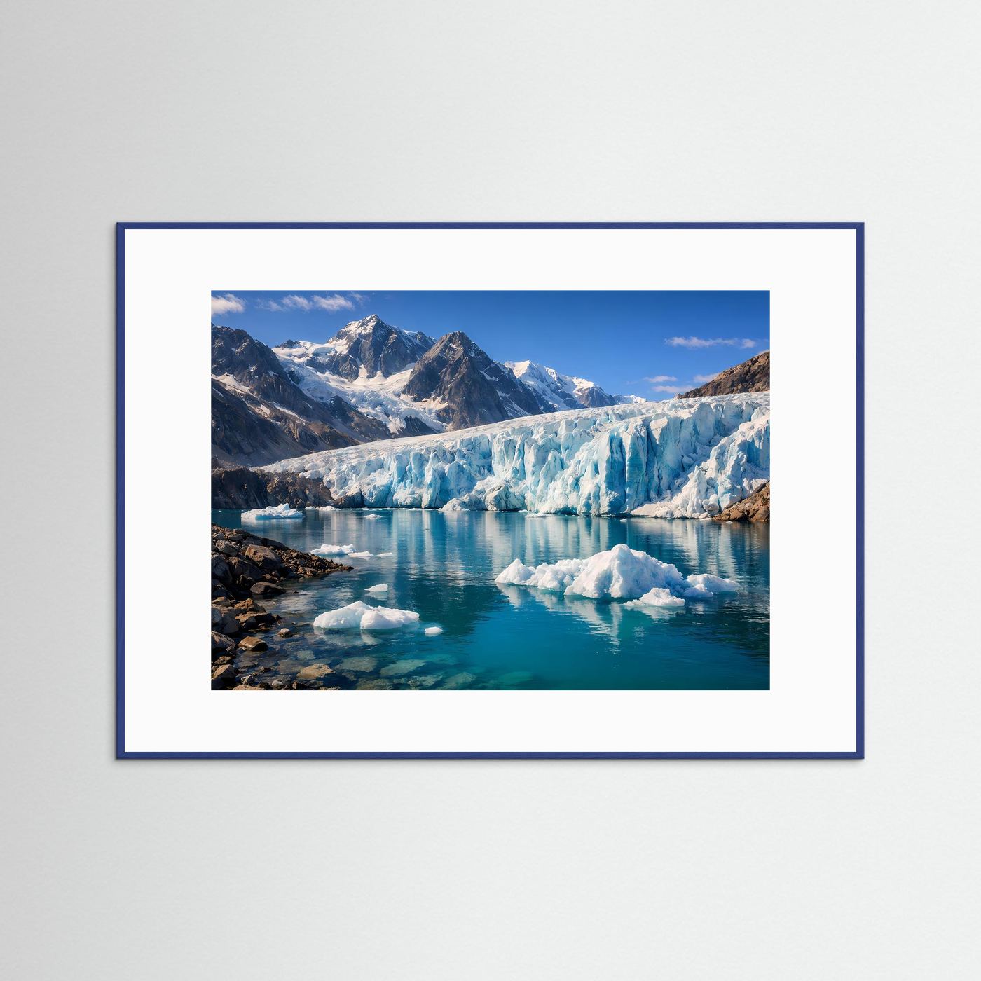 Poster mit Gletscher und Fjordwasser, blauer Rahmen, Querformat