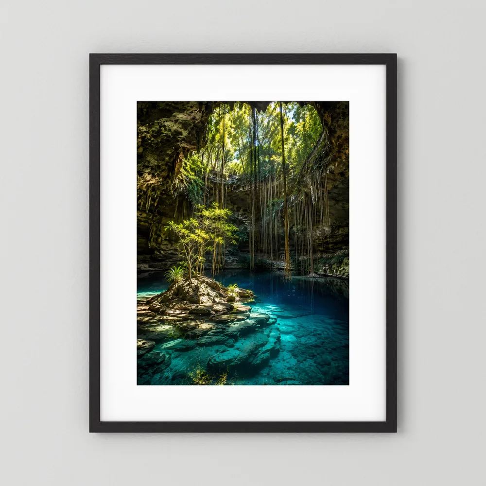 Hochformat-Poster im dunklen Rahmen mit Motiv: Höhle, türkisfarbenes Wasser, Pflanzenbewuchs