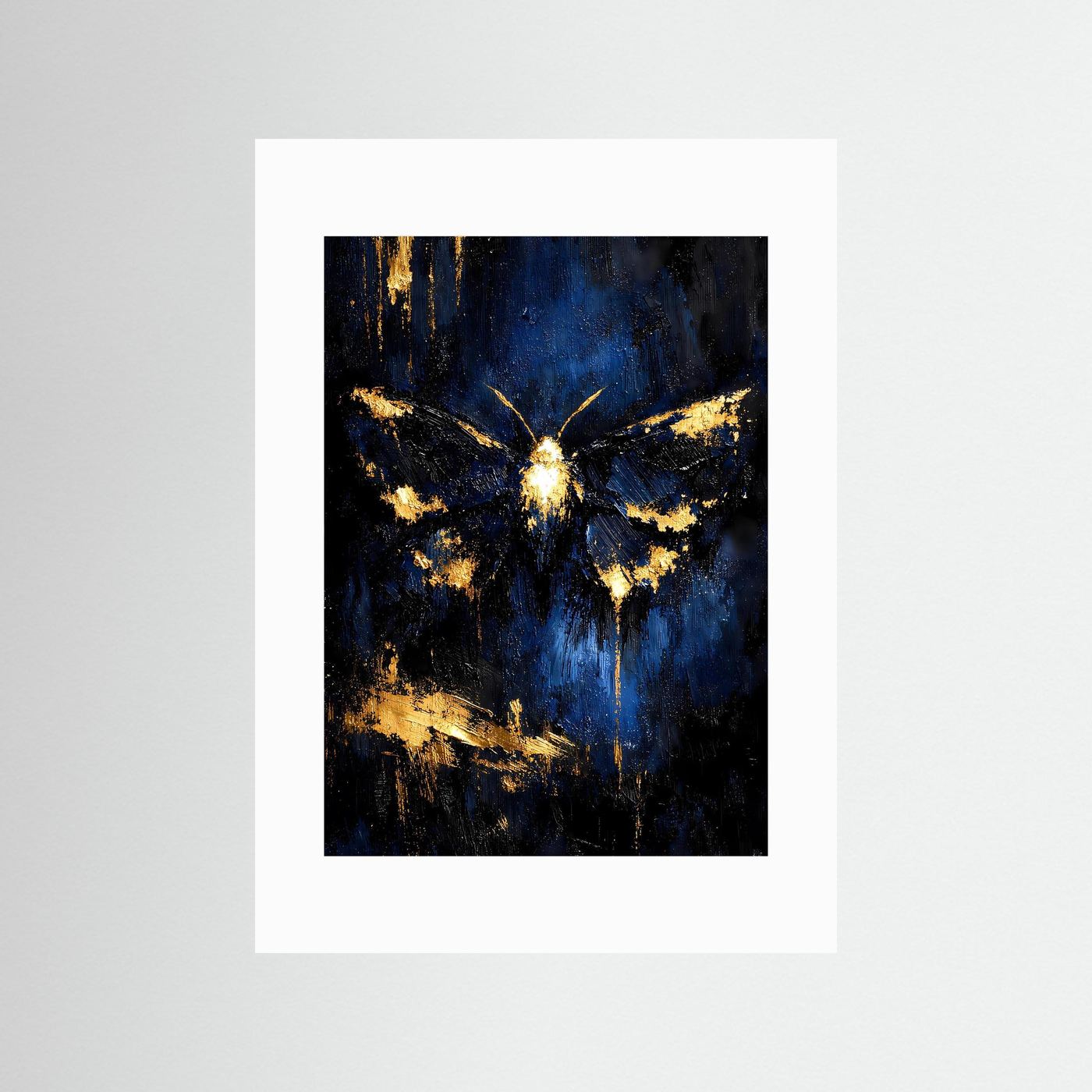 Schmetterling-Poster mit weißem Passepartout, blau-schwarzer Bildfläche und goldenen Flügeln
