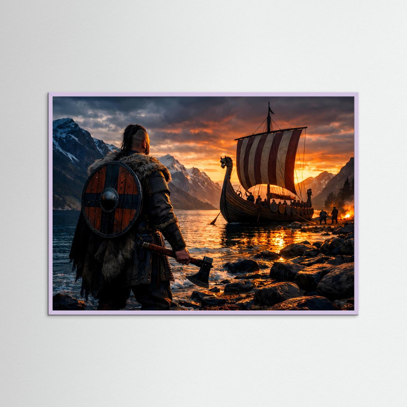Gerahmter Kunstdruck mit violettem Rahmen: Wikinger mit Schild vor Langschiff bei Abendrot