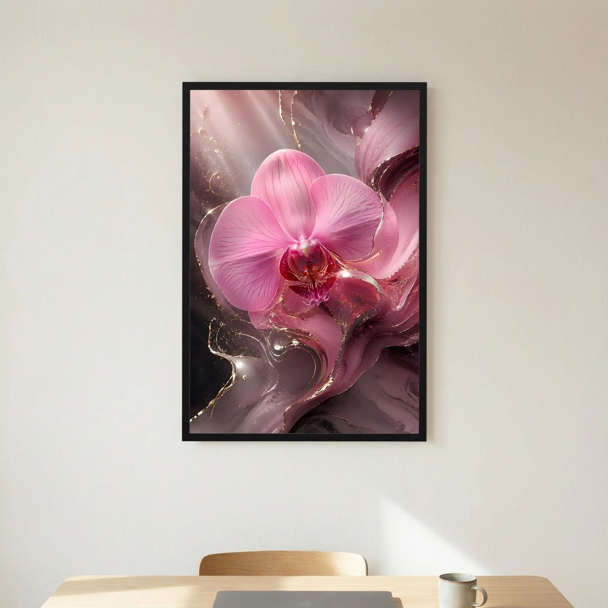 Orchideenposter im schwarzen Rahmen, rosa Orchideenblüte mit goldenen Akzenten