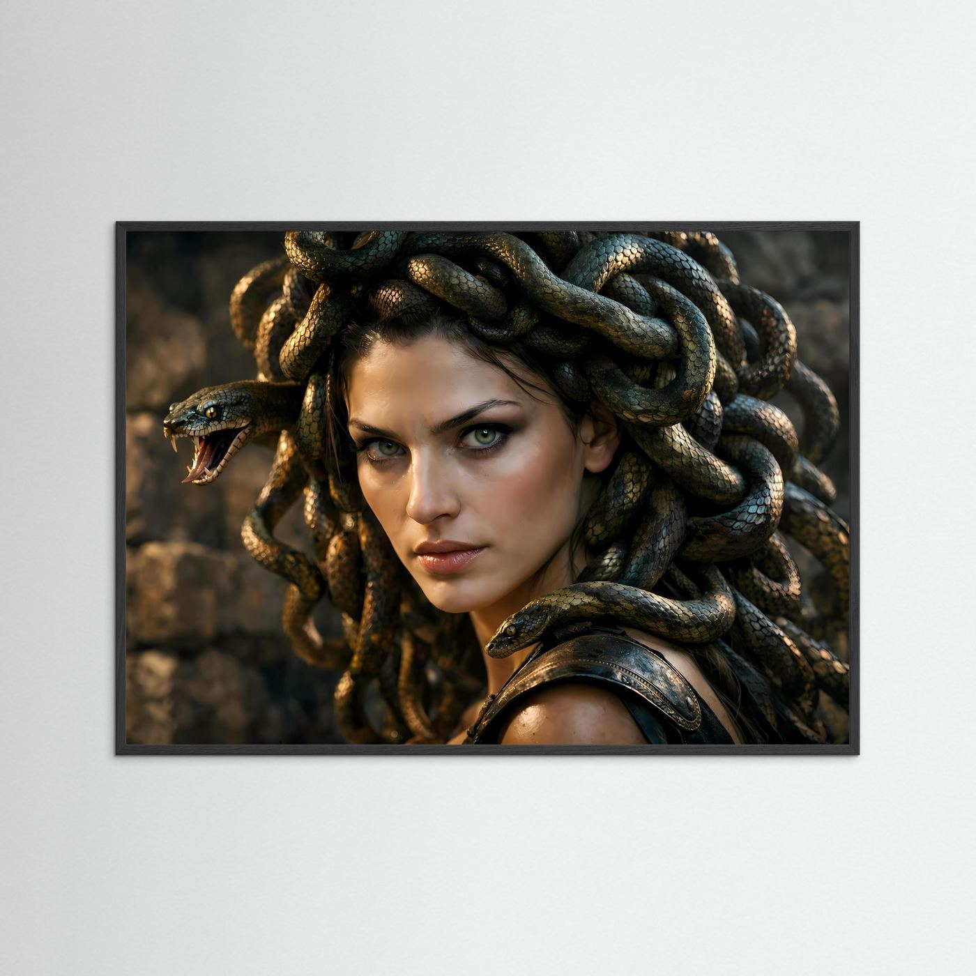 Medusa-Poster im Querformat mit schwarzem Rahmen: Frau mit Schlangenhaar, dunkles Grün.