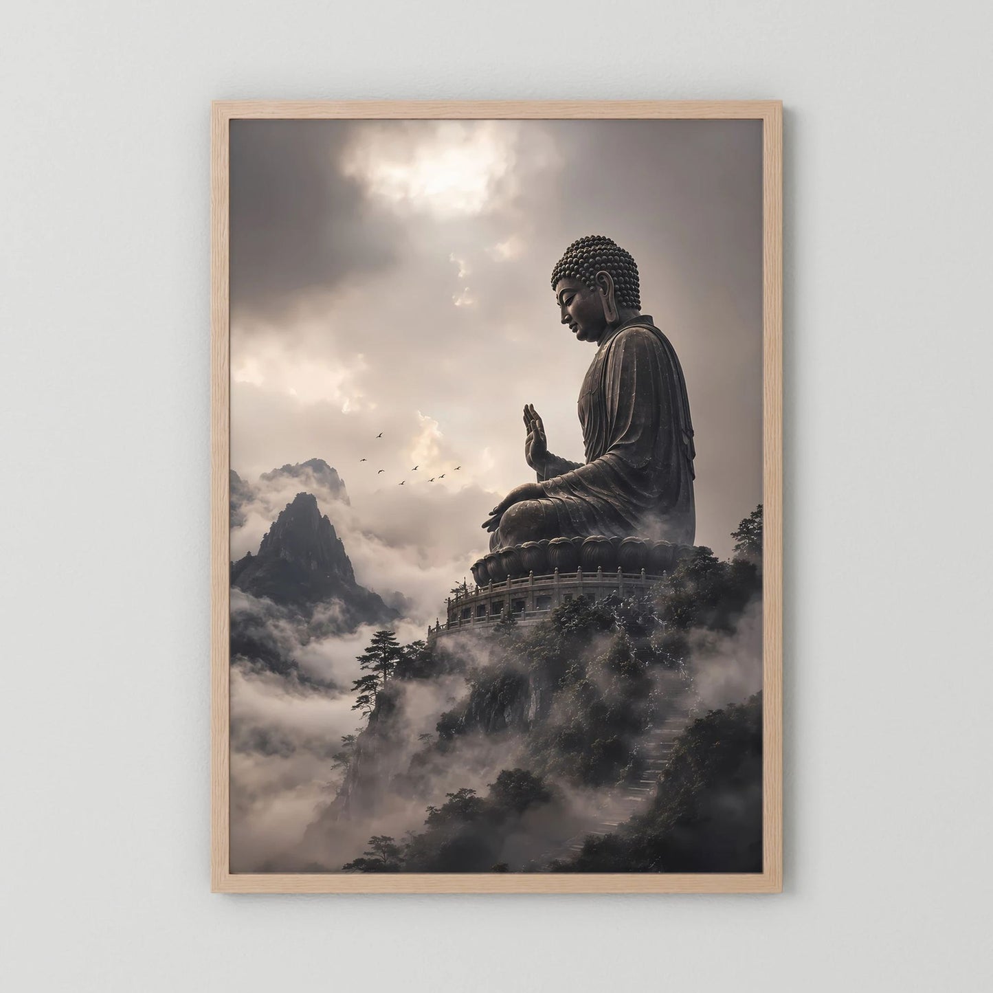 Poster (Hochformat) mit Buddha-Statue im Bergnebel, Rahmen aus hellem Holz