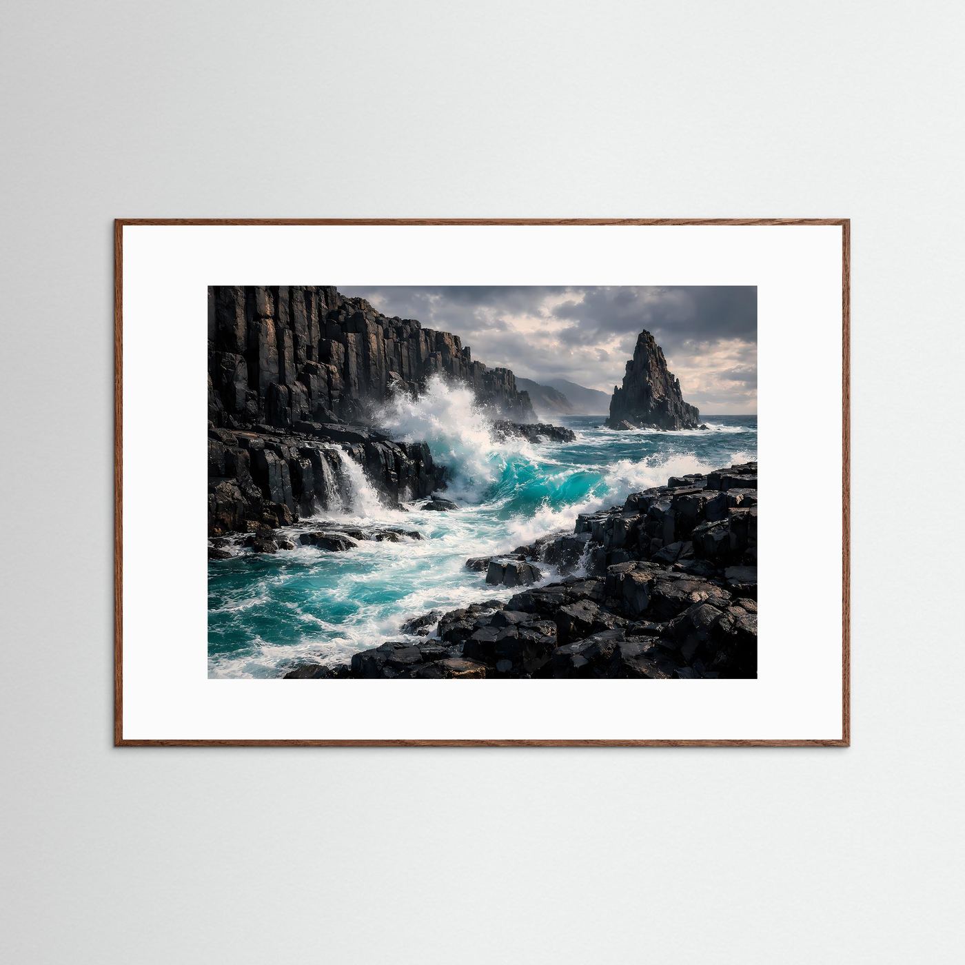 Wilde Felsküste Poster | Tosende Meereswellen an Basaltklippen | Dramatische Küstenlandschaft | Natur Wandbild Ozean
