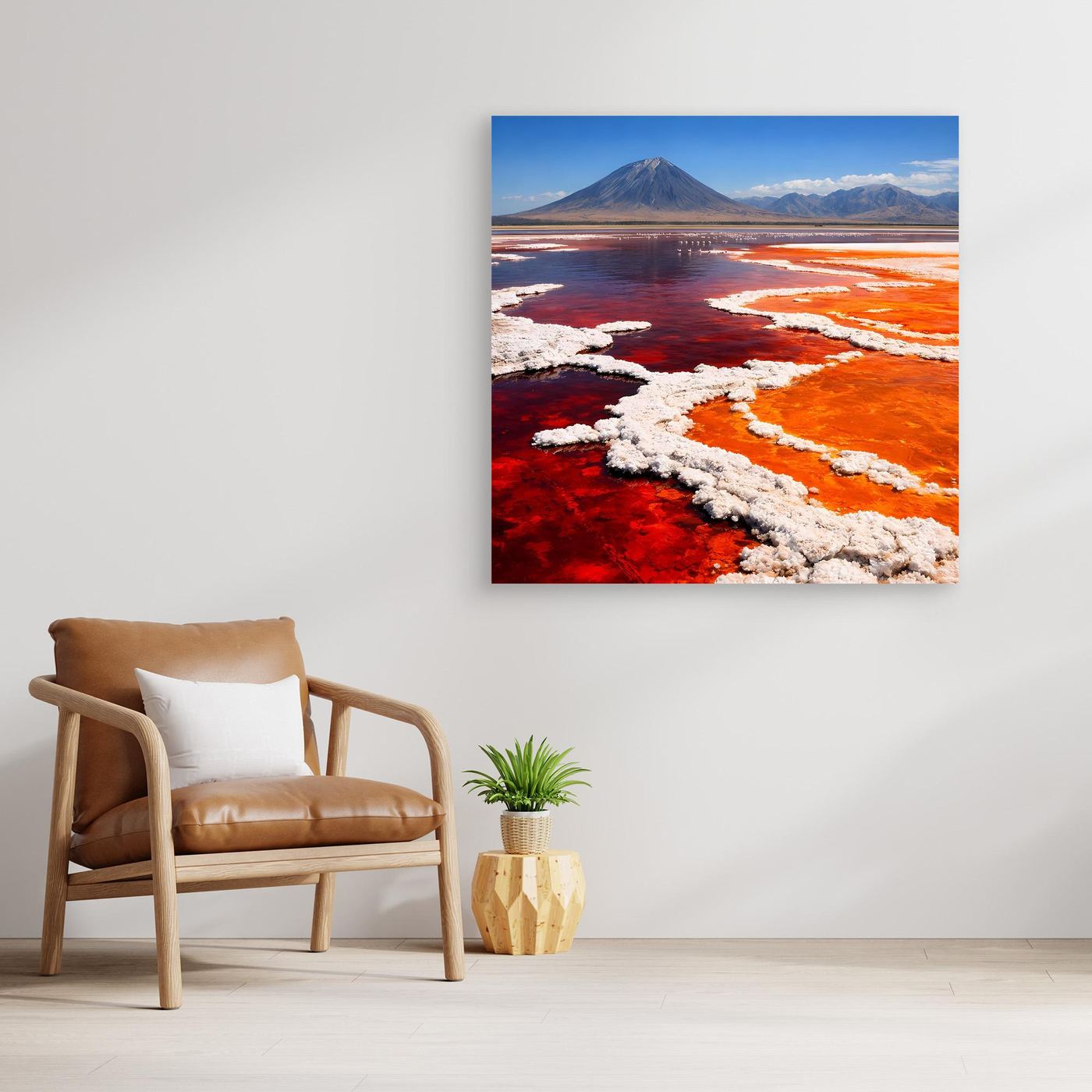 Gerahmtes Leinwandbild: rote Salzlandschaft mit orangefarbenen Rändern und Vulkan