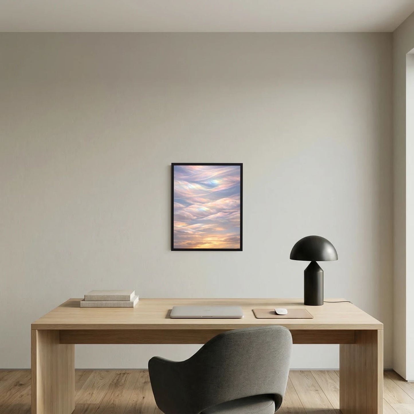 Gerahmtes Wandposter mit pastellfarbenen Wolken und Sonnenuntergang, schwarzer Rahmen
