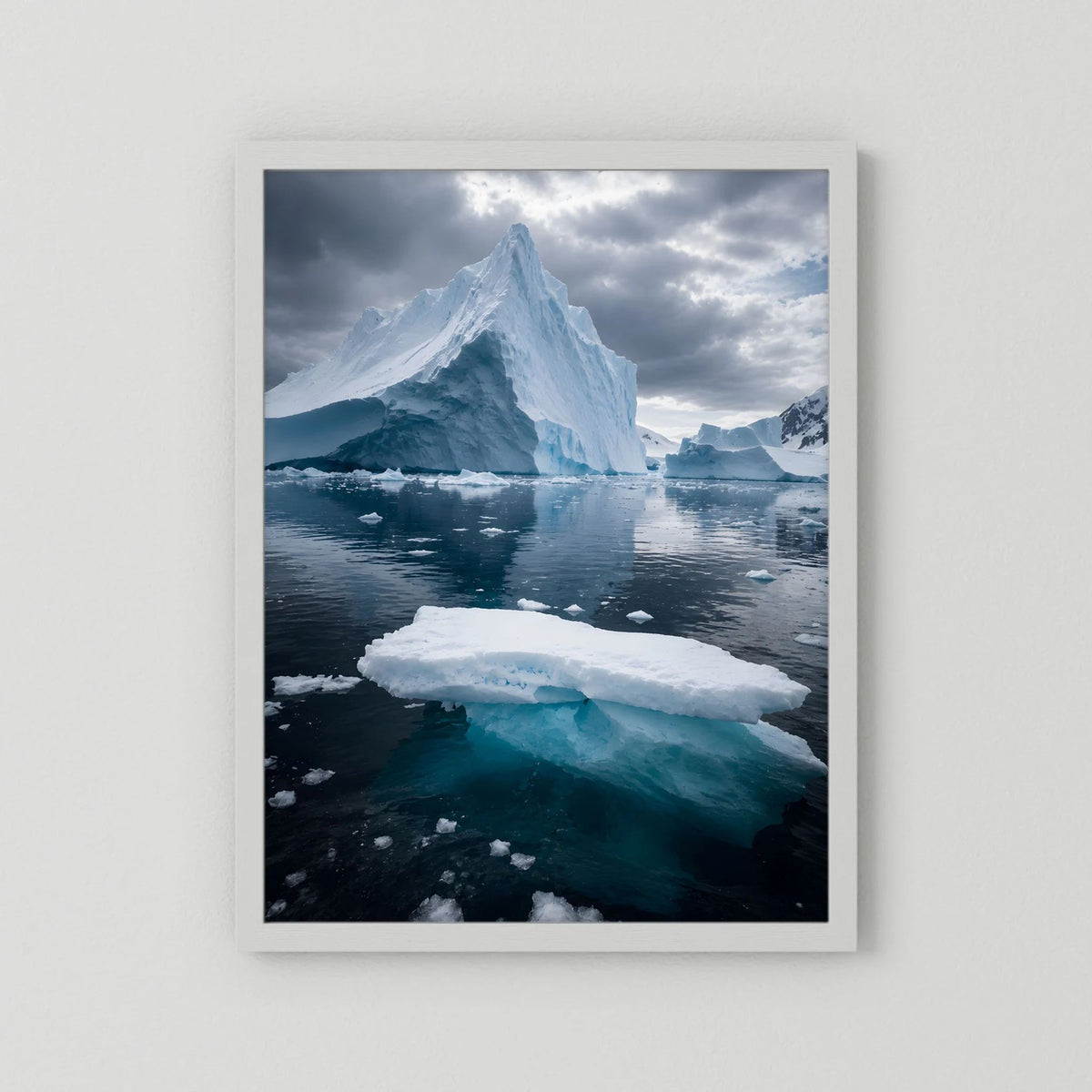 Poster mit Antarktis-Eislandschaft: Gletscherspitze, blaues Eis und Wasser, weißer Rahmen