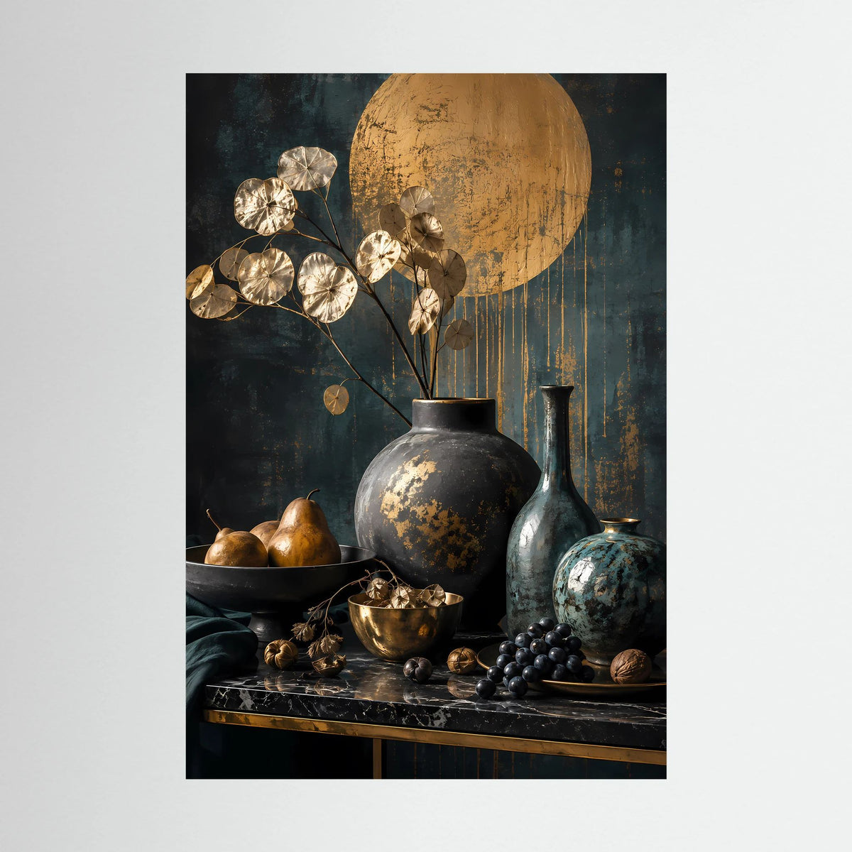 Hochformatiges Kunstposter: goldene Blätter, dunkler Grund und Vasen-Stillleben, Nahansicht.