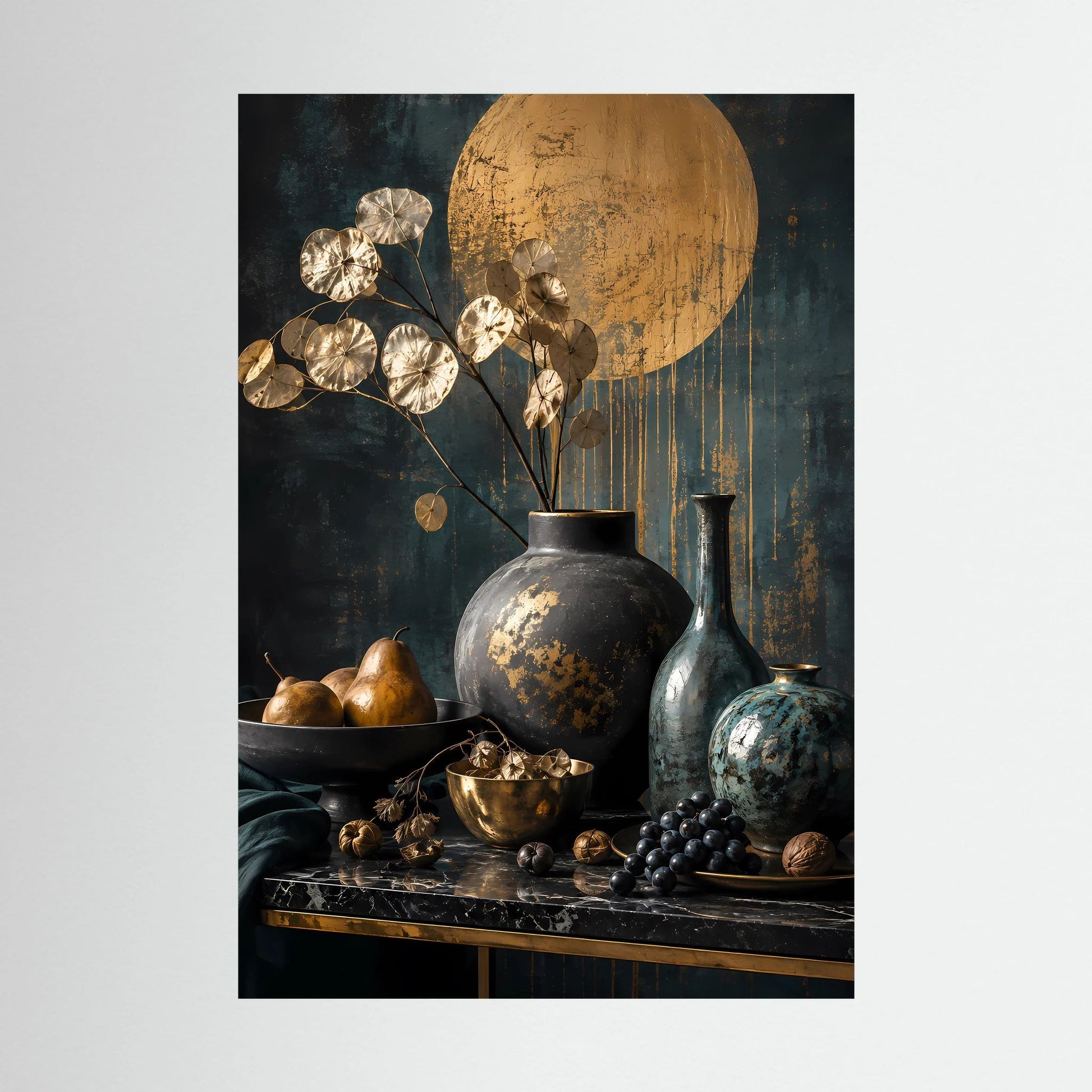 Hochformatiges Kunstposter: goldene Blätter, dunkler Grund und Vasen-Stillleben, Nahansicht.