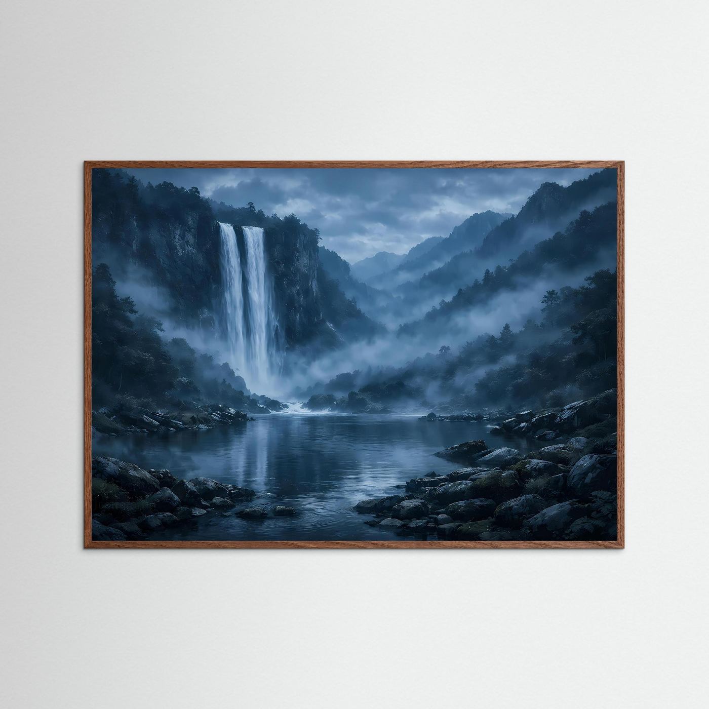 Wandbild Querformat mit Wasserfall im Nebelwald, Fluss und Felsen; brauner Holzrahmen