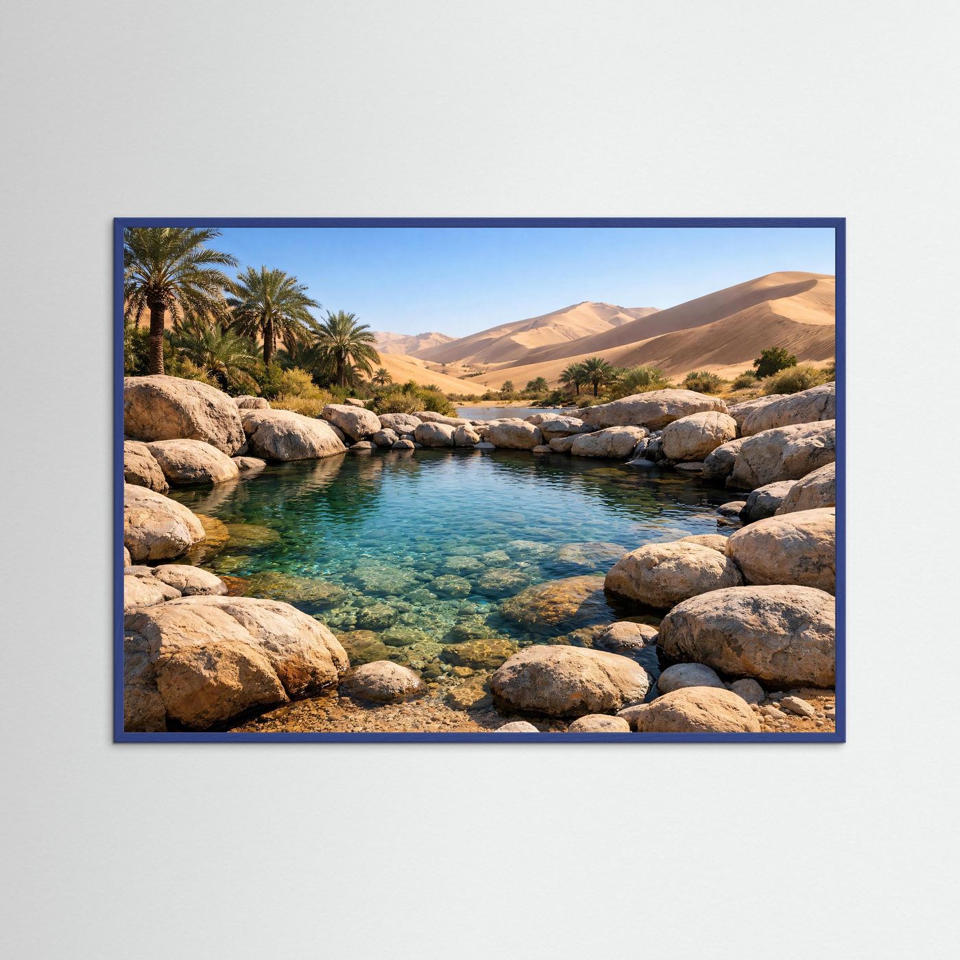 Gerahmtes Poster Sahara-Oase: türkisfarbenes Wasser, Felsufer und Palmen